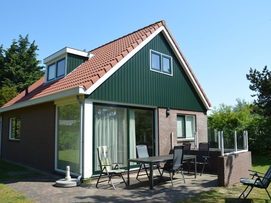 Aussenbereich des Ferienhauses 't Hoogelandt 36 in De Dennen, Texel mit Terrasse und Garten.