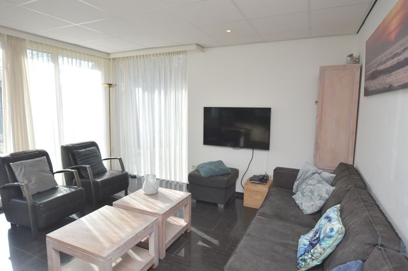 Gemuetliches Wohnzimmer des Ferienhauses 't Hoogelandt 36, Texel mit bequemer Sitzecke.