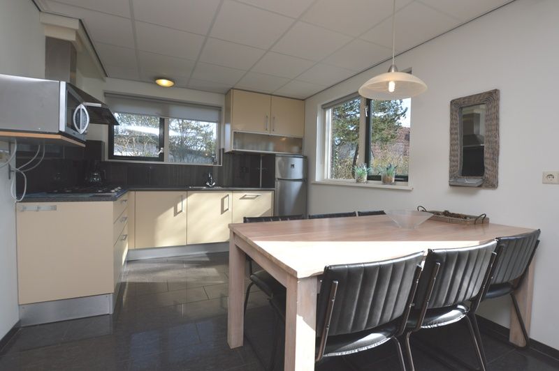 Essecke und Kueche im Ferienhaus 't Hoogelandt 36, De Dennen, Texel mit viel Licht.