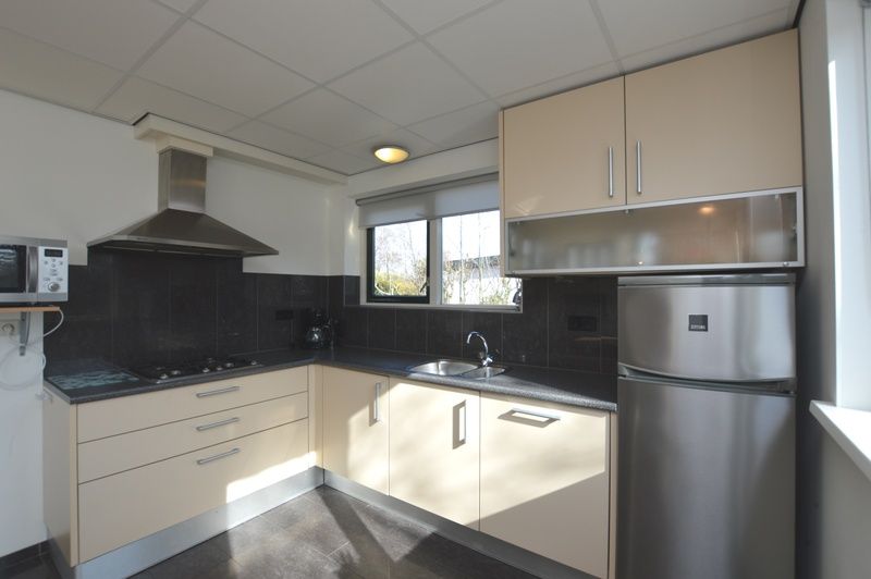 Vollstaendig ausgestattete Kueche im Ferienhaus 't Hoogelandt 36, Texel mit modernen Geraeten.