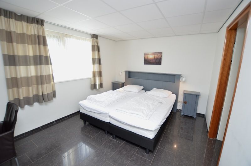 Schlafzimmer mit Doppelbett im Ferienhaus 't Hoogelandt 36, De Dennen, Texel.