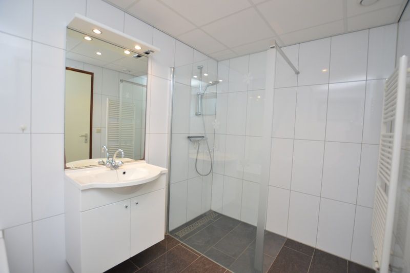 Stilvolles Badezimmer im Ferienhaus 't Hoogelandt 36, De Dennen, Texel mit begehbarer Dusche.