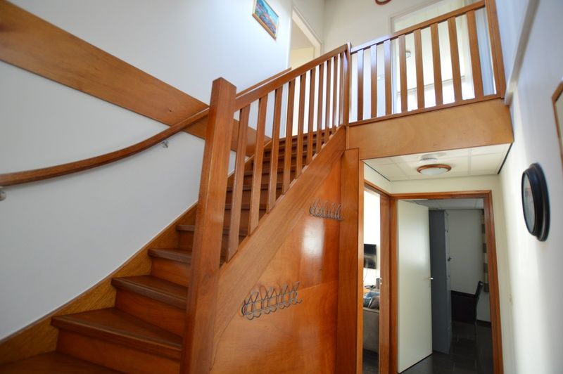 Holztreppe und Flur im Ferienhaus 't Hoogelandt 36, De Dennen, Texel mit Obergeschoss.