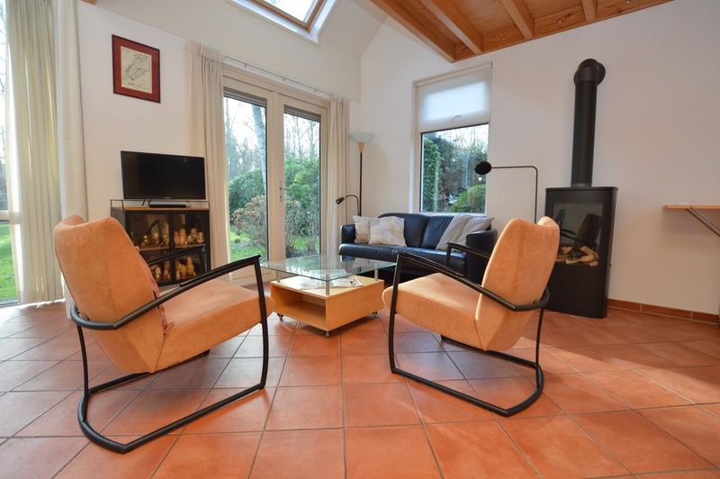 Gemuetliche Sitzecke im Ferienhaus Monnikenweg 11 in De Dennen, Texel, mit viel Licht.