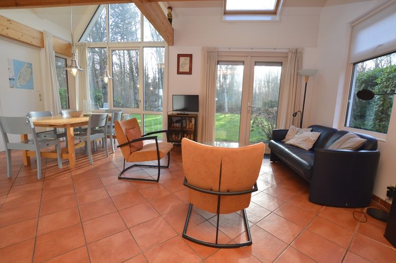 Offener Wohnbereich im Ferienhaus Monnikenweg 11 in De Dennen, Texel mit Blick auf den Garten.