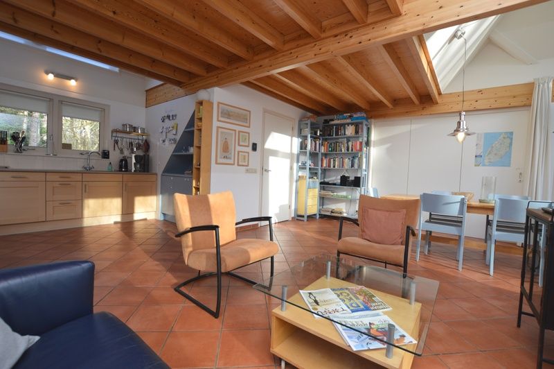 Offene Kueche und Wohnzimmer im Ferienhaus Monnikenweg 11 in De Dennen, Texel.