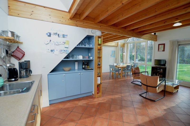 Offene Kueche und Essbereich im Ferienhaus Monnikenweg 11 in De Dennen, Texel mit viel Licht.