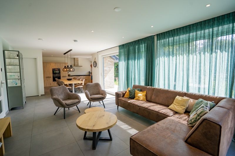 Helles Wohnzimmer mit gemuetlicher Sitzecke im Ferienhaus de Parel 174, De Dennen, Texel auf den Watteninseln.