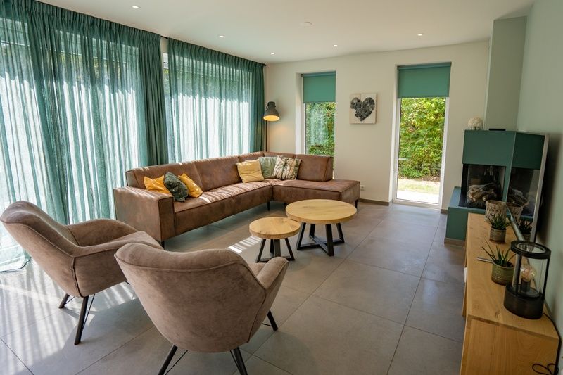 Stilvolle Sitzecke im Ferienhaus de Parel 174 in De Dennen, Texel, mit Blick auf den Garten.