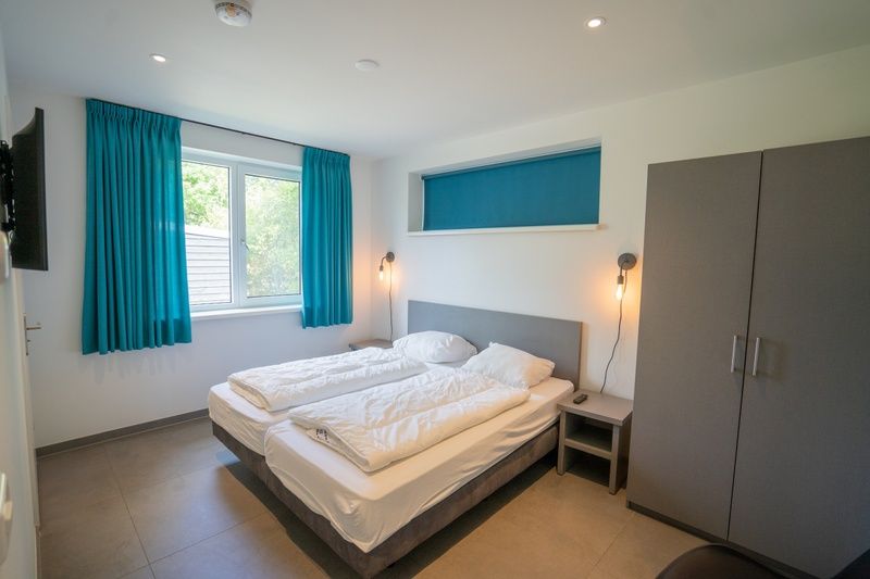 Komfortables Schlafzimmer mit Doppelbett im Ferienhaus de Parel 174, De Dennen, Texel.