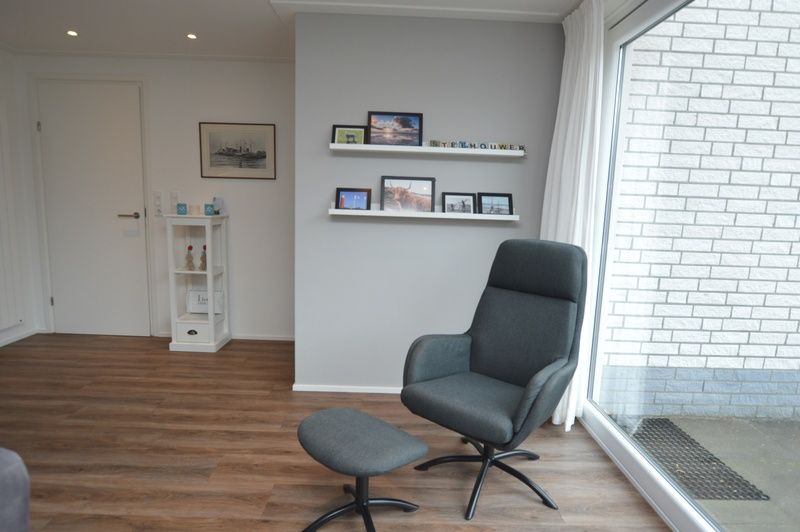 Stilvolle Leseecke im Ferienhaus de Parel 168, De Dennen, Texel, mit Blick auf die natuerliche Umgebung der Watteninseln.