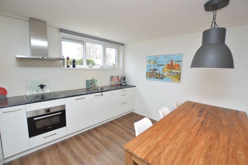 Die moderne Kueche des Ferienhauses de Parel 168 in De Dennen, Texel, ist komplett ausgestattet fuer einen komfortablen Aufenthalt.