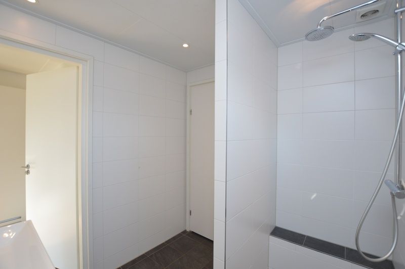 Die geraeumige Dusche im Ferienhaus de Parel 168, De Dennen, Texel, bietet Komfort und Entspannung auf den Watteninseln.