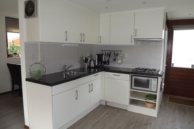 Moderne Kueche im Ferienhaus Gortersmient 234, De Dennen, Texel, Waddeninseln.