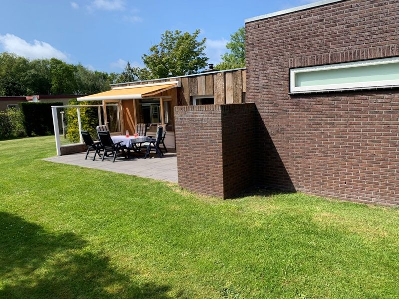 Terrasse des Ferienhauses Hesselte in De Dennen, Texel mit bequemen Sitzgelegenheiten.