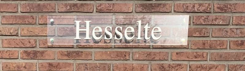 Hesselte-Schild an der Fassade des Ferienhauses in De Dennen, Texel.