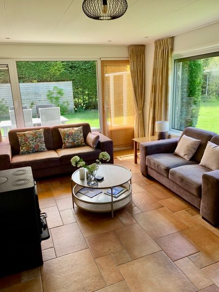 Gemuetliches Wohnzimmer des Ferienhauses Hesselte in De Dennen, Texel mit Blick auf den Garten.