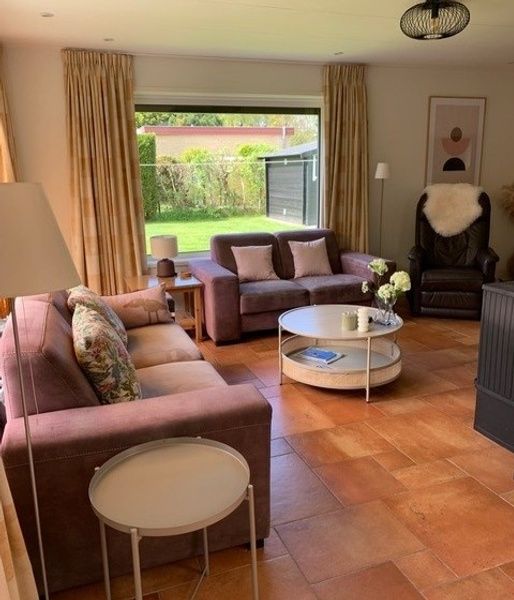 Gemuetliche Sitzecke im Ferienhaus Hesselte, De Dennen, Texel mit Gartenblick.