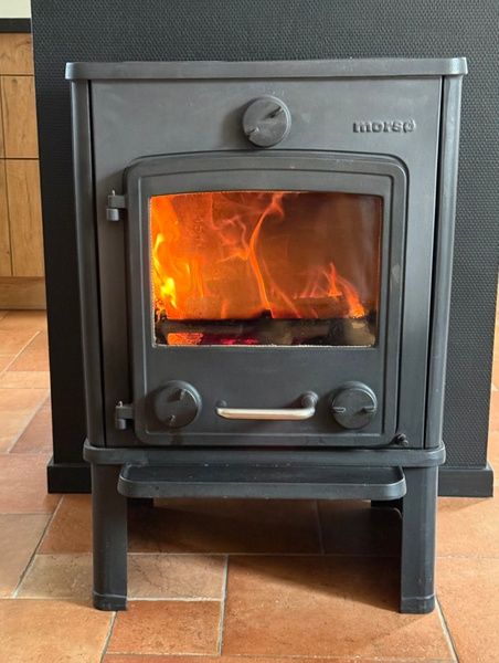 Stimmungsvoller Holzofen im Wohnzimmer des Ferienhauses Hesselte, De Dennen, Texel.