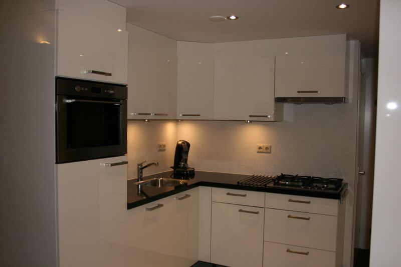 Moderne keuken in Vakantiehuis Gortersmient 354 in De Dennen, Texel met hoogwaardige apparatuur.