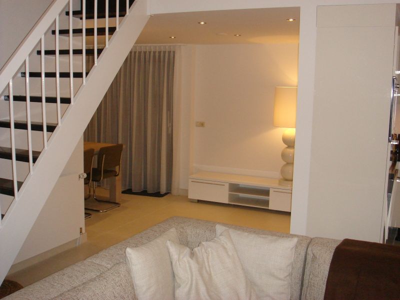 Open en lichte woonkamer in Vakantiehuis Gortersmient 354 in De Dennen, Texel met stijlvolle inrichting.