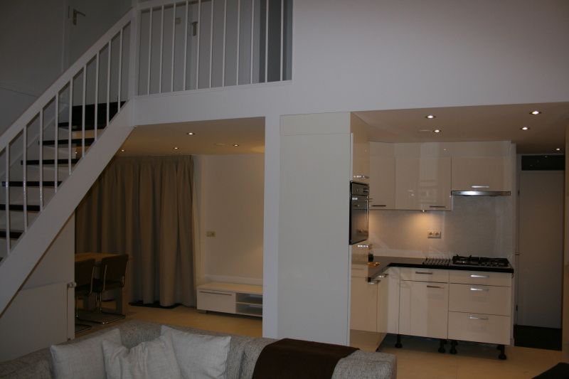 Ruimtelijke indeling van Vakantiehuis Gortersmient 354 in De Dennen, Texel met trap naar bovenverdieping.