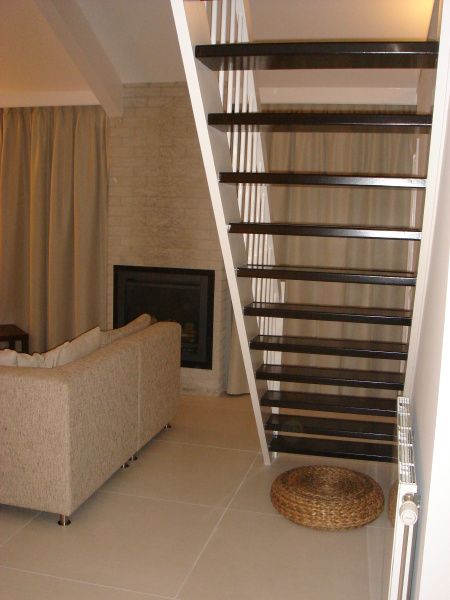 Moderne trap en sfeervolle zithoek in Vakantiehuis Gortersmient 354 in De Dennen, Texel.