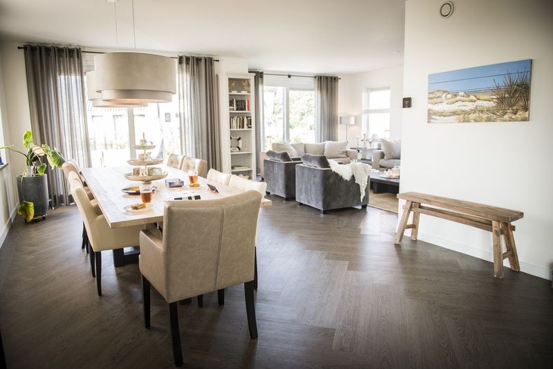 Esszimmer in der Villa bij Zee, Bungalowpark 't Hoogelandt, Texel. Geraeumiger Tisch fuer gemuetliche Abendessen mit Blick auf De Dennen.