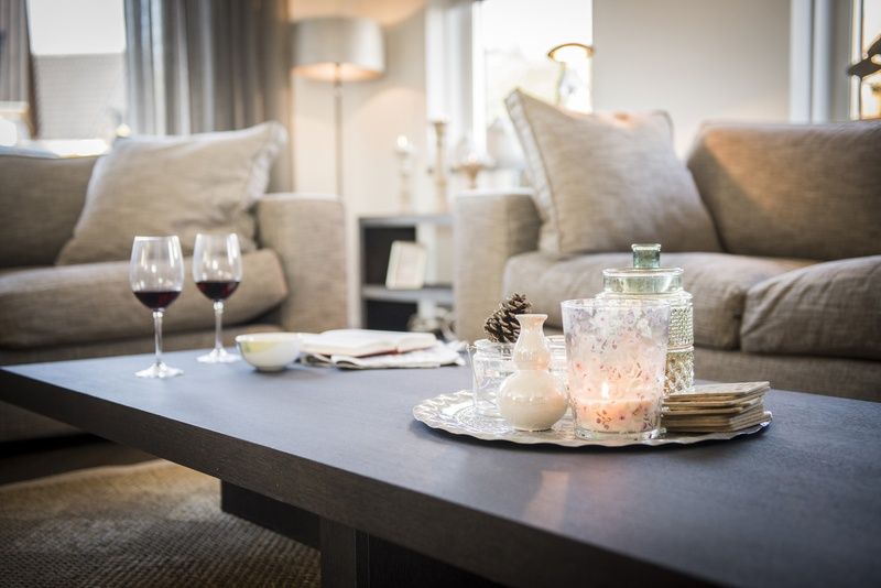 Stimmungsvolle Details im Wohnzimmer der Villa bij Zee, Bungalowpark 't Hoogelandt, Texel. Perfektes Ambiente zum Entspannen.