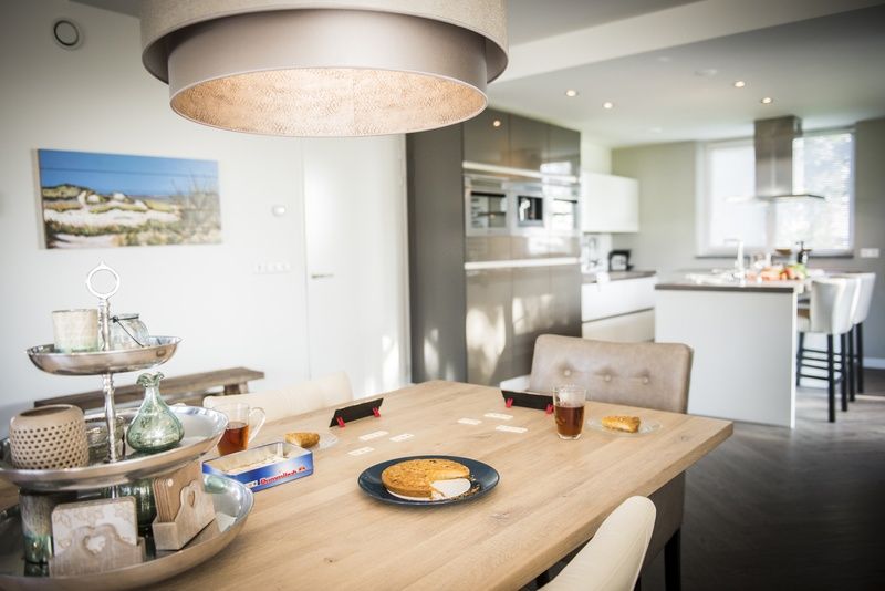 Moderne Kueche in der Villa am Meer, Bungalowpark 't Hoogelandt, Texel. Voll ausgestattet fuer kulinarische Erlebnisse in De Dennen.