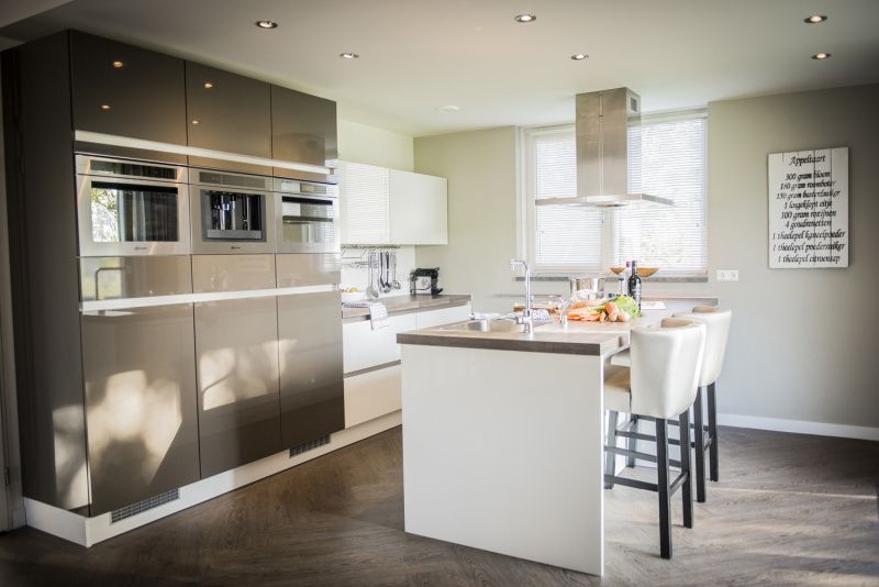 Kueche mit Kochinsel in Villa bij Zee, Bungalowpark 't Hoogelandt, Texel. Ideal fuer Kochbegeisterte im Urlaub.