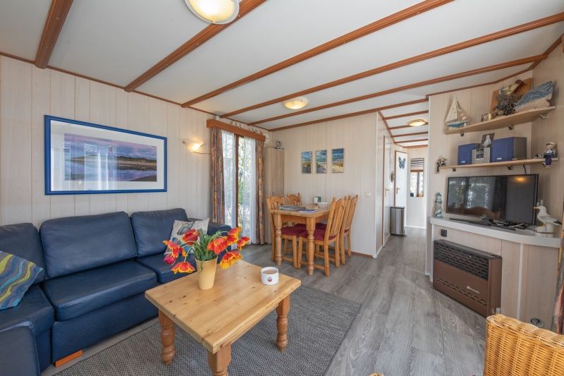 Innenbereich des Vakantiepark de Bremakker Weideveld 61, Texel, mit gemuetlicher Sitz- und Essecke in De Dennen.