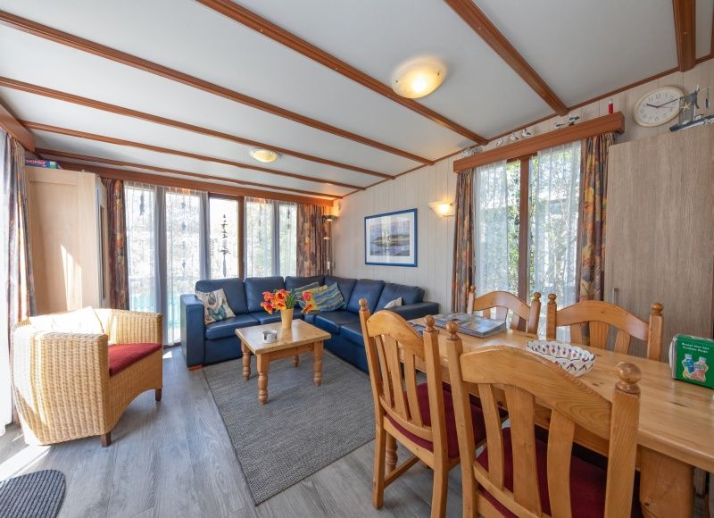Helles Wohnzimmer im Ferienpark de Bremakker Weideveld 61, Texel, Ferienhaus in De Dennen mit grossen Fenstern.