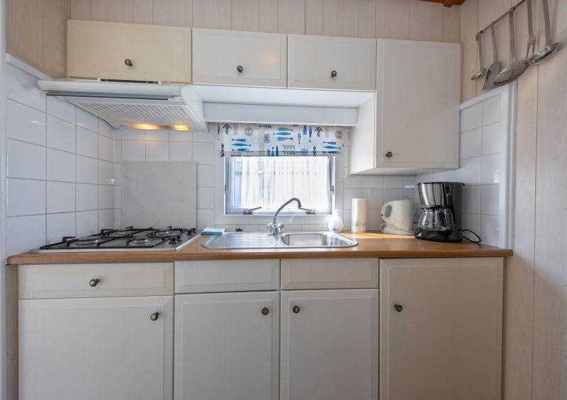 Moderne Kueche im Vakantiepark de Bremakker Weideveld 61, Texel, Ferienhaus in De Dennen mit allen Annehmlichkeiten.