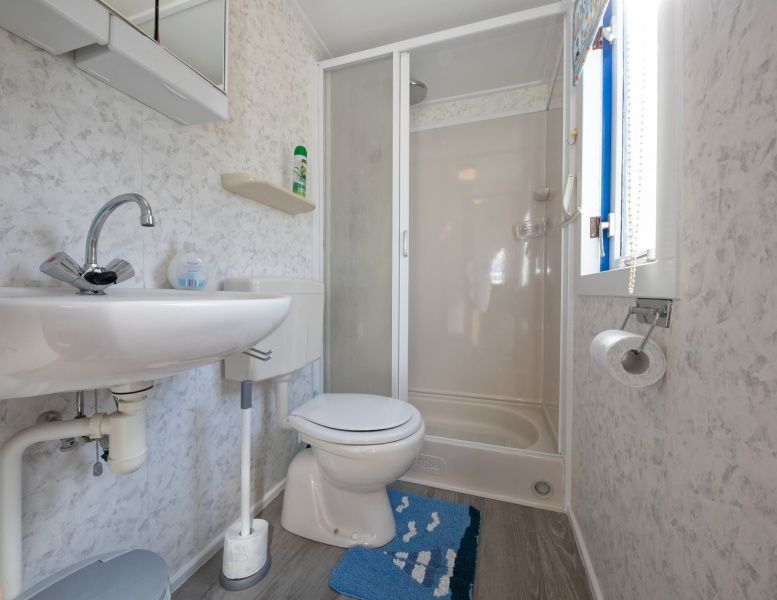 Badezimmer mit Dusche im Vakantiepark de Bremakker Weideveld 61, Texel, Ferienhaus in De Dennen, moderne Sanitaeranlagen.