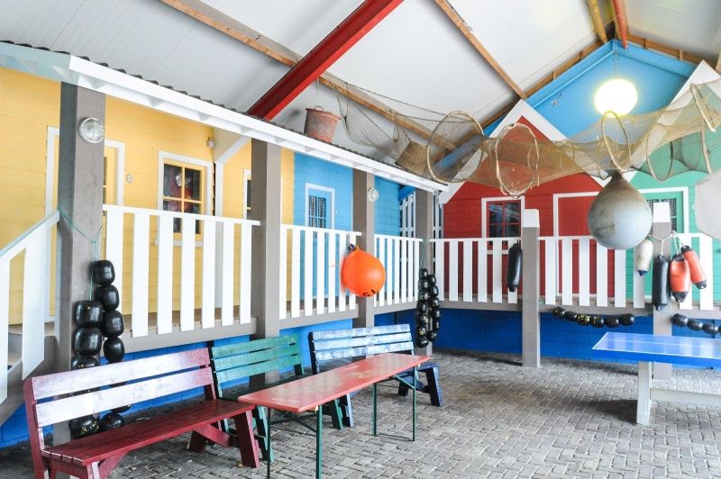 Verspielter Aufenthaltsraum im Ferienpark de Bremakker Weideveld 61, Texel, Ferienhaus in De Dennen mit farbenfroher Einrichtung.