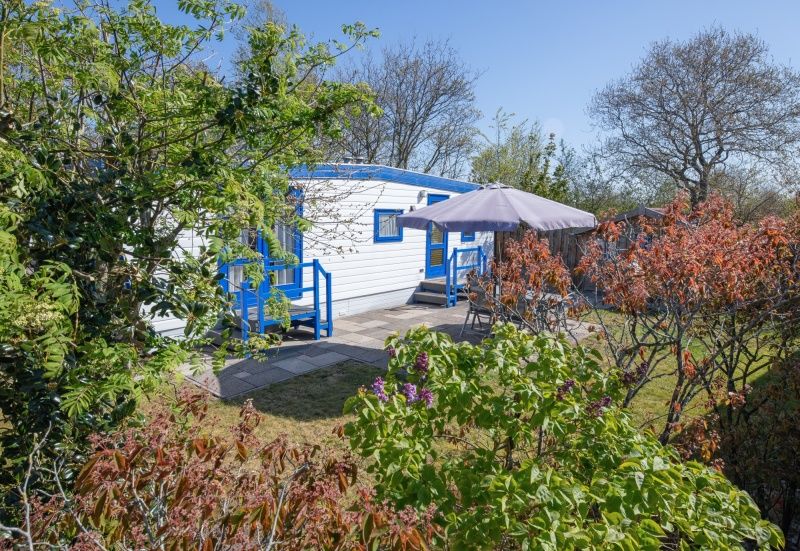 Ruhiger Garten im Vakantiepark de Bremakker Weideveld 61, Texel, Ferienhaus in De Dennen, ideal zum Entspannen.