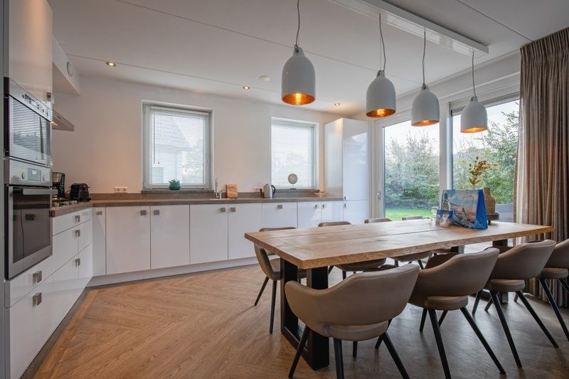 Moderne Kueche in Villa Bloem en Bos, Bungalowpark 't Hoogelandt, De Dennen, Texel, ausgestattet mit allen Annehmlichkeiten fuer einen unbeschwerten Urlaub.