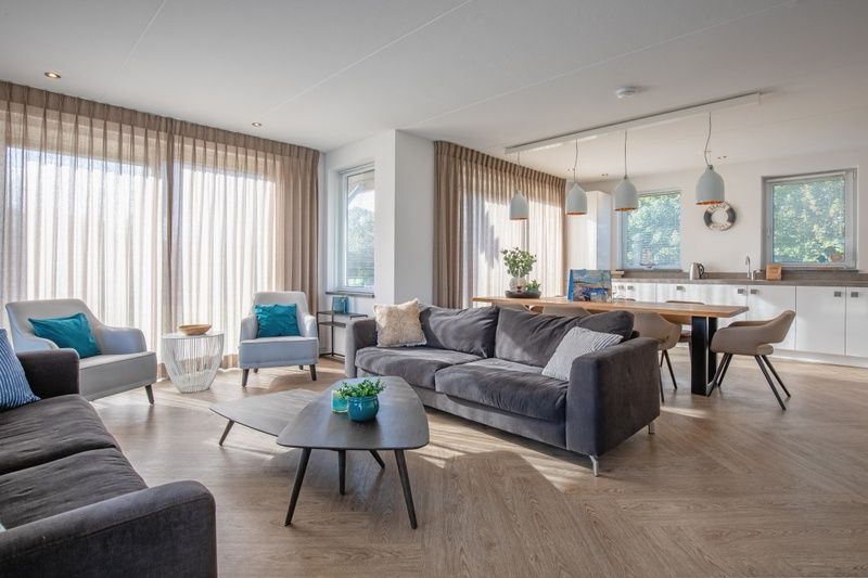 Stijlvolle woonkamer van Villa Menno in Bungalowpark 't Hoogelandt, Texel, met moderne inrichting.