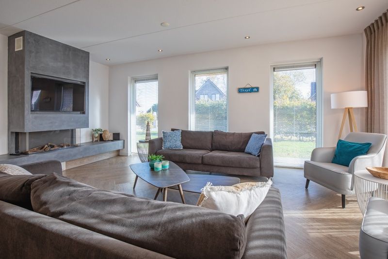 Gezellige zithoek met haard in Villa Menno, Bungalowpark 't Hoogelandt, De Dennen, Texel.