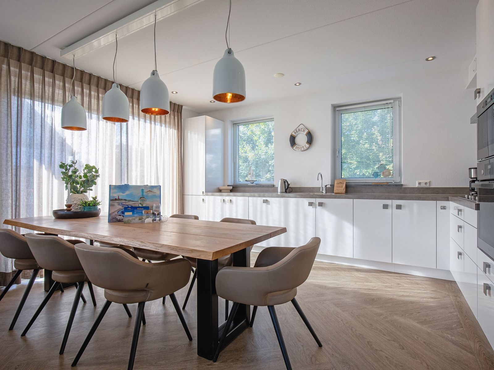 Eethoek en keuken in Villa Menno, Bungalowpark 't Hoogelandt, De Dennen, Texel, met veel lichtinval.