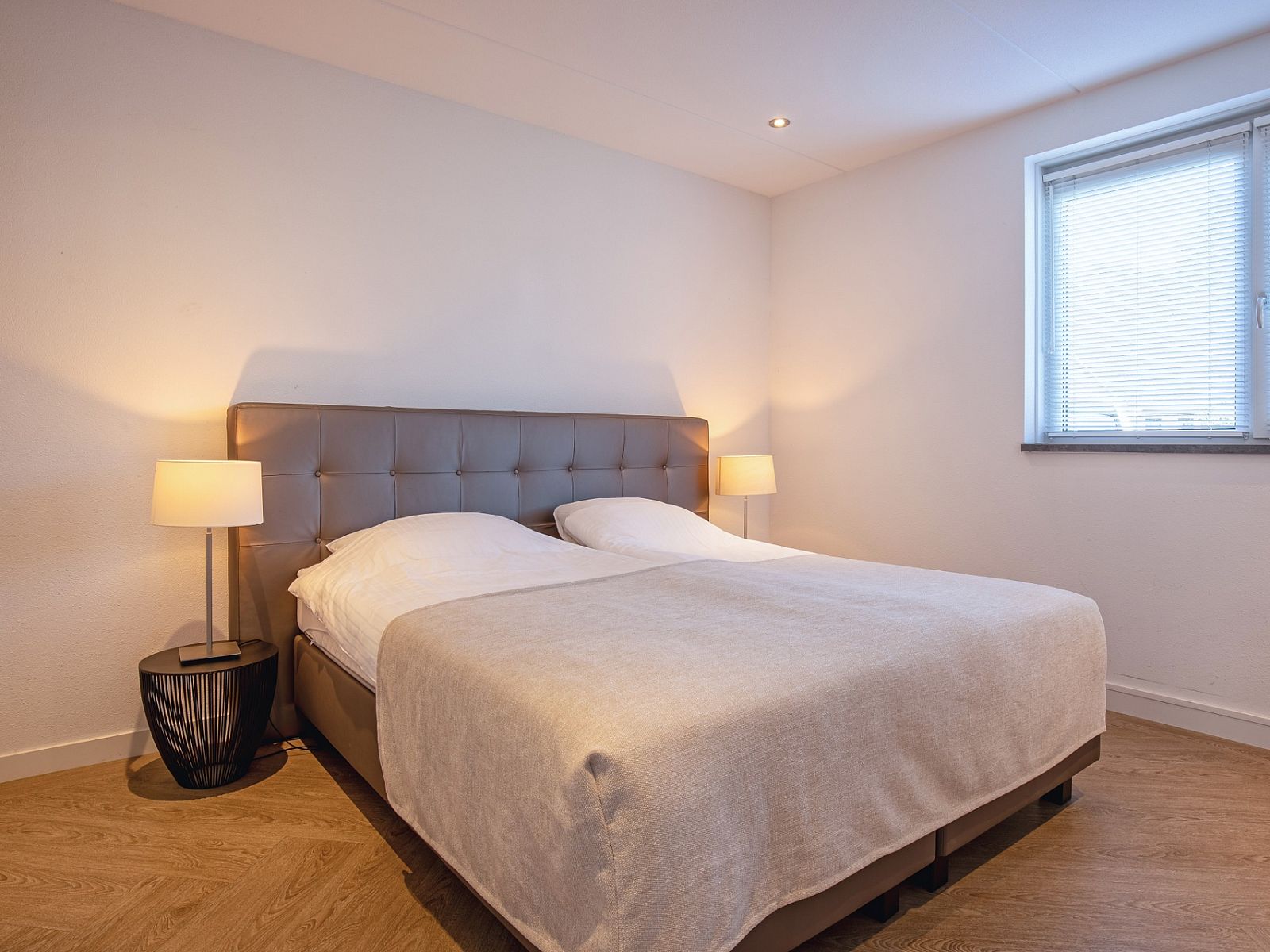 Sfeervolle slaapkamer in Villa Menno, Bungalowpark 't Hoogelandt, Texel, met comfortabel tweepersoonsbed.