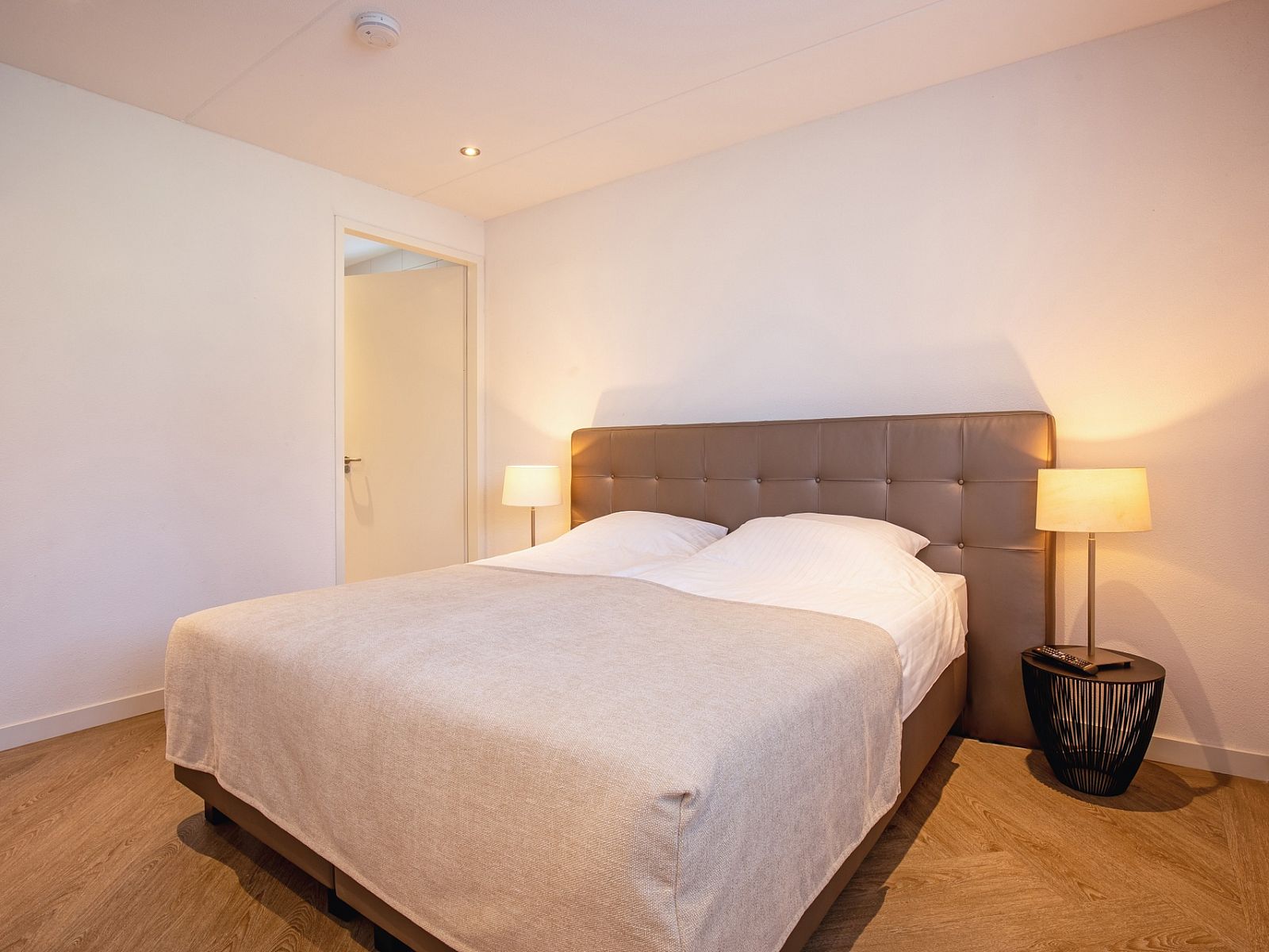 Villa Menno in Bungalowpark 't Hoogelandt, Texel, met knusse slaapkamer en moderne inrichting.