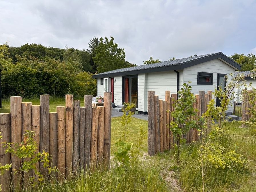 Vakantiepark de Bremakker - Bosveld 141, gemuetliches Ferienhaus in De Dennen, Texel mit eingezaeuntem Garten und gruener Umgebung.