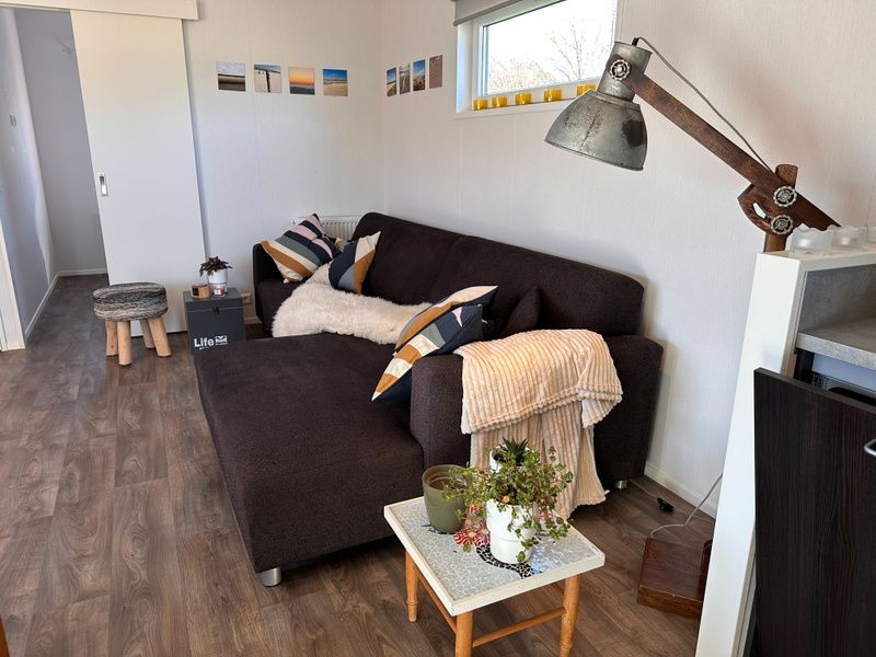 Vakantiepark de Bremakker - Bosveld 141, gemuetliches Wohnzimmer im Ferienhaus De Dennen, Texel mit stilvoller Einrichtung.