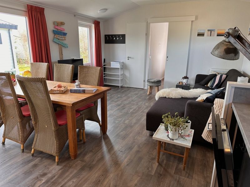 Vakantiepark de Bremakker - Bosveld 141, helles Wohnzimmer im Ferienhaus De Dennen, Texel mit gemuetlicher Sitzecke.