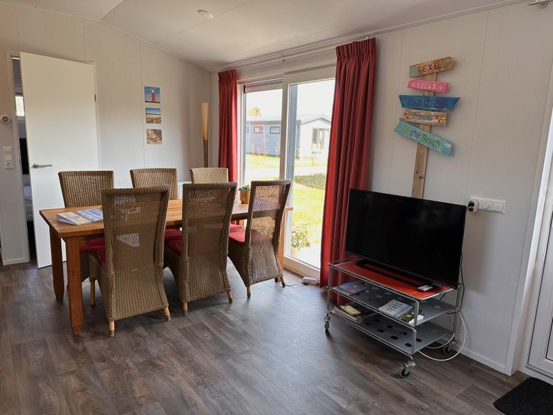 Vakantiepark de Bremakker - Bosveld 141, gemuetliche Essecke im Ferienhaus De Dennen, Texel mit Blick auf den Garten.