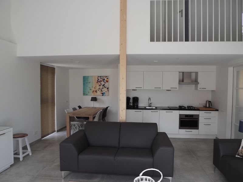 Moderne keuken en woonkamer in Vakantiehuis Gortersmient 322, De Dennen, Texel, met stijlvolle inrichting.