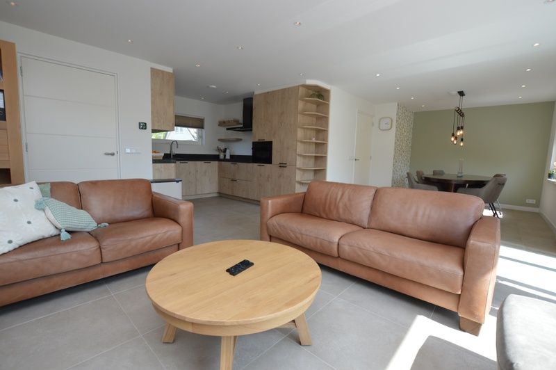 Gemuetliches Wohnzimmer von Tempelierweg - Kogermient 18, Ferienhaus De Dennen, Texel mit moderner Kueche.