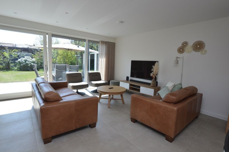 Helles Wohnzimmer von Tempelierweg - Kogermient 18, Ferienhaus De Dennen, Texel mit Blick auf den Garten.